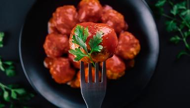 Albondigas caseras con Salsa de tomates mediterranea